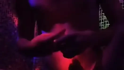 Kulüp tuvaletinde solo bir