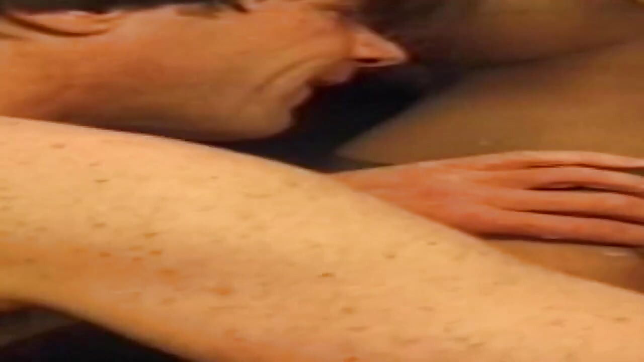 Retro rijpe babe spuit wild door intense vingeren actie