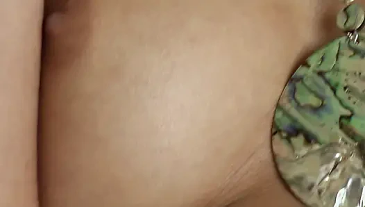 Azgın sarışın sürtük vibratör tek başına sıkı ıslak amcığını sikiyor ve oyuncakla azdırıyor