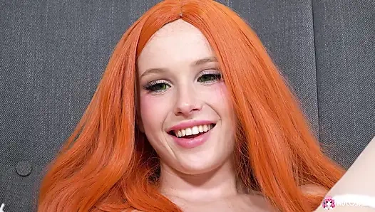 Возбужденная шлюховатая рыжая Arielka трахает пальцами ее бритую киску и наслаждается этим с секс-игрушкой.