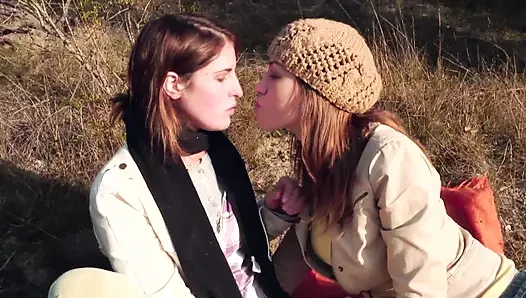 Kara Price ve Audrey Rose seks oyuncakları kullanan ateşli lezbiyenler