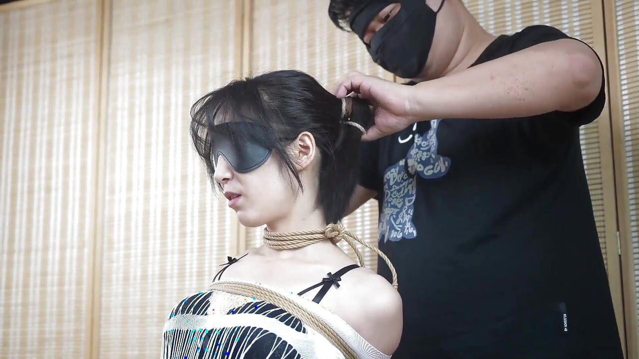 XR32- 把女孩綁在十字架上