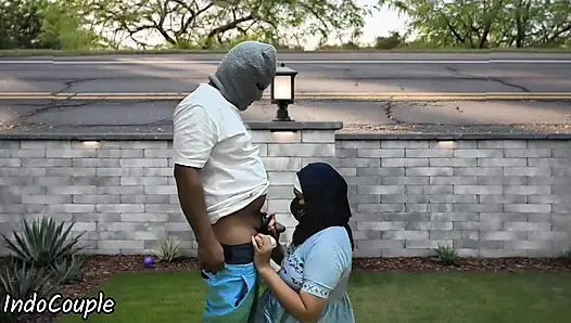 Istri muslim berhijab yang tukang selingkuh pamer memek di depan umum dan nyepong kontol orang asing demi uang viral di jakarta