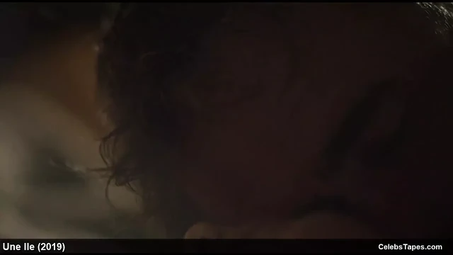 Laetitia Casta и Noee Abita обнаженные и секс-сцены в Une lle