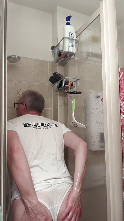 Camiseta molhada e calcinha molhada enquanto toma banho