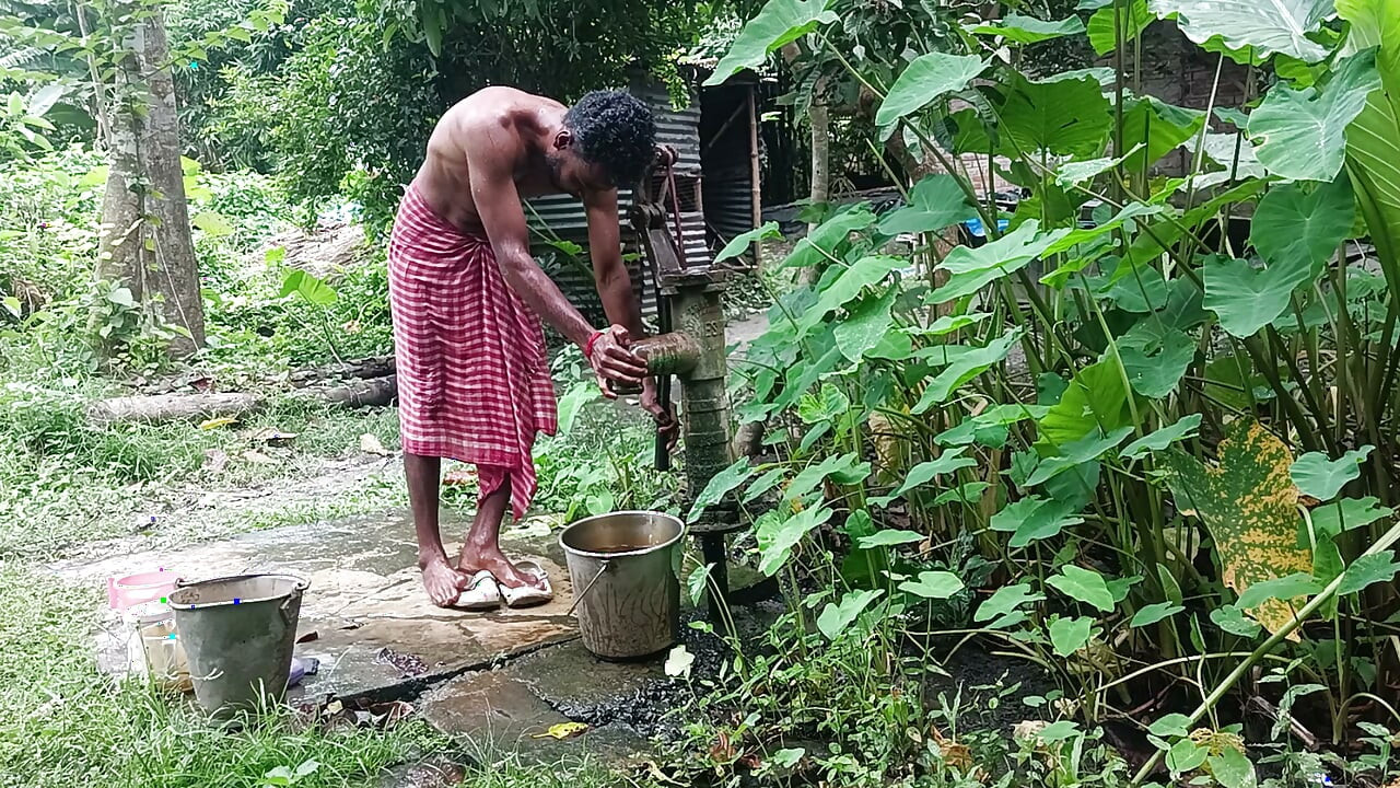 Nagi dojrzały Hindus bierze prysznic na otwartym terenie i pokazuje ciało oraz kutasa..