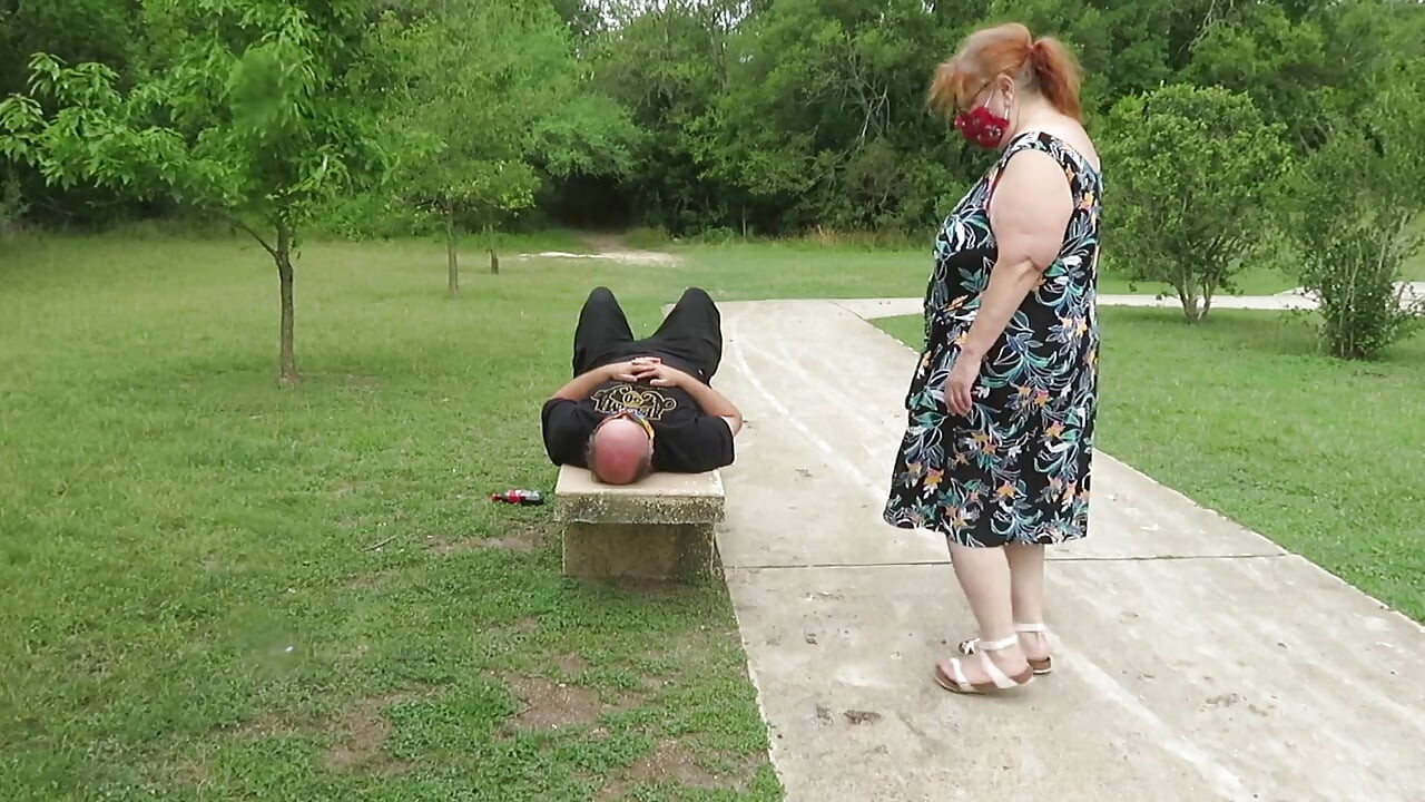 Faccia seduta sulla panchina del parco nel mio pizzo rosa