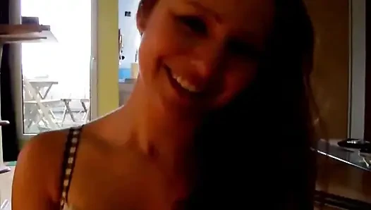 Sie ist ein amateur-schätzchen aus frankreich, das schwanz lutschen muss