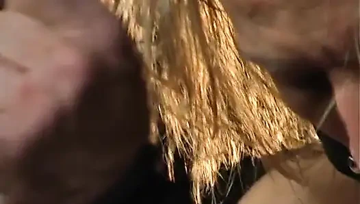 Lateks BDSM Tesliminde Bağlı Güzellik