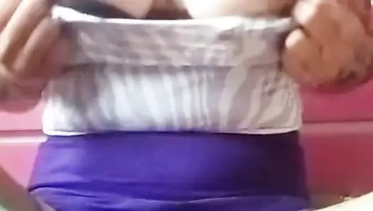 Yaramaz üvey kız kardeş evde yalnızken mastürbasyon yapıyor