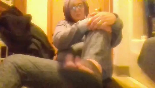 Büyük götün üzerinde esnetme seksi ateşli