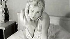 Fica nuda sorridente in posa nella sua camera da letto (vintage anni '50)