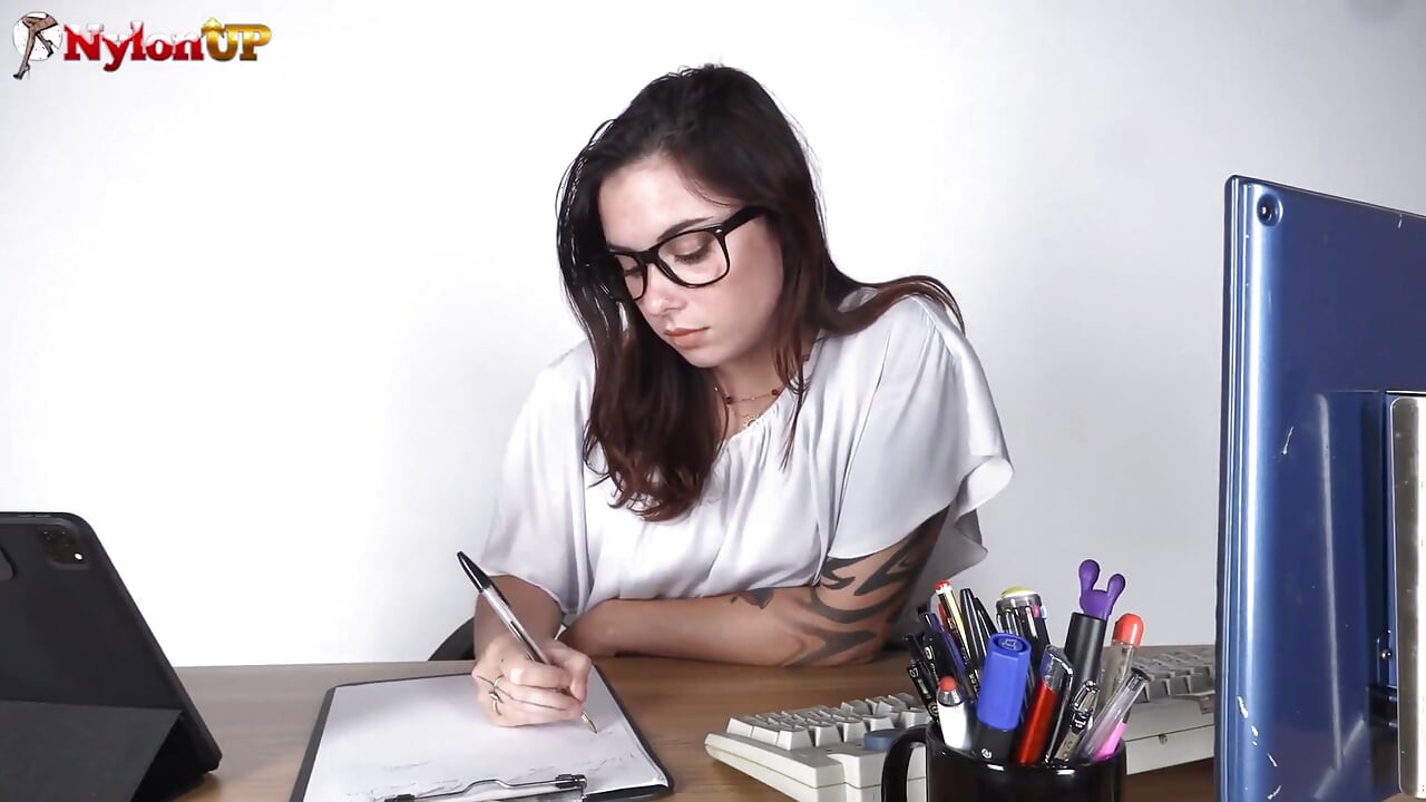 支配的な上司が足好きの秘書の失敗を非難する