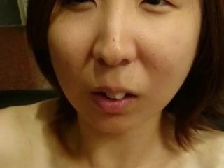 淫荡的日本继母展示她可爱的粉红色阴户