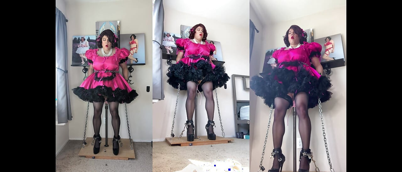 Candy si pembantu banci merah muda dikunci dengan dildo dan menunggangi tiangnya