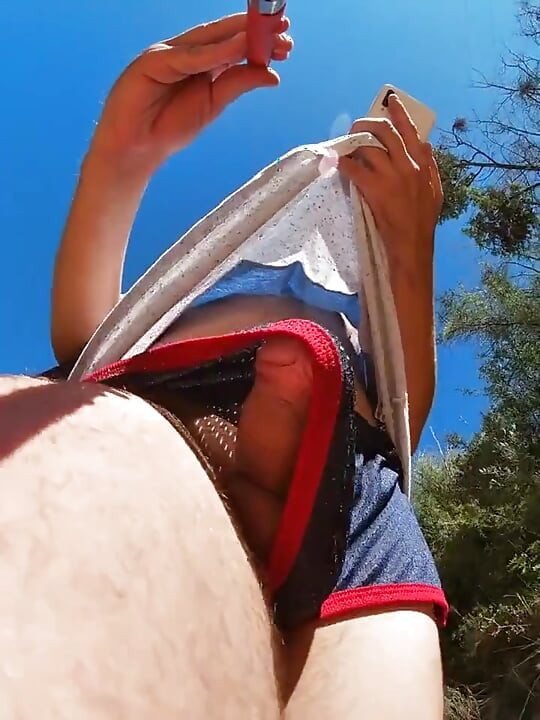 أحاول ألا أنتصب عندما أرتدي السراويل القصيرة لكن زبي يبرز