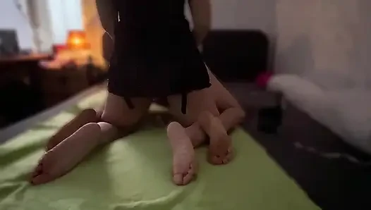Orta yaşlı seksi kadınlar kocasını götünden siktirmek yerine takma yarakla sikiyor