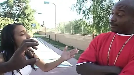 Zenci genç kız ağzını ve sıkı amını büyük yaraklı adam tarafından sert sikiyor