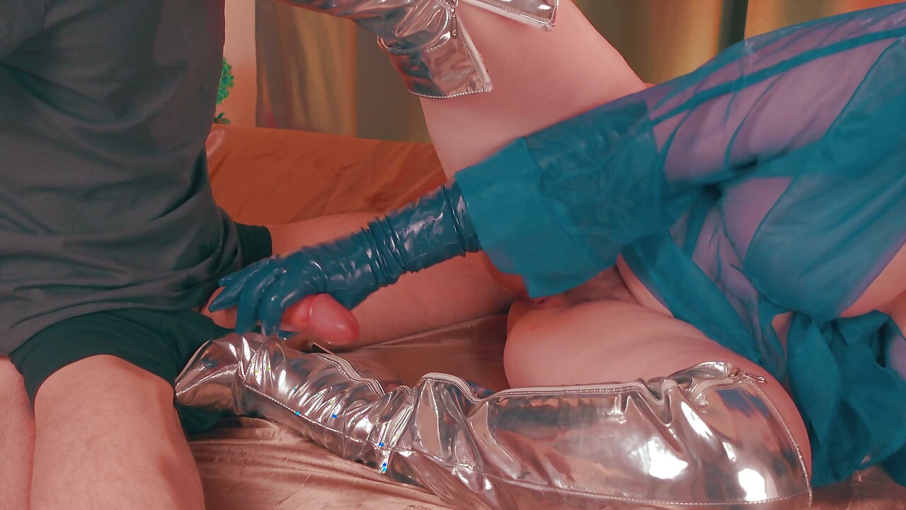Handjob ngồi lên mặt đít bự- Máy bay bà già Latinh cạnh anh chàng gầy gò và làm cho anh ta nếm thử tinh dịch, trong áo mưa, ủng cao đùi, găng tay da