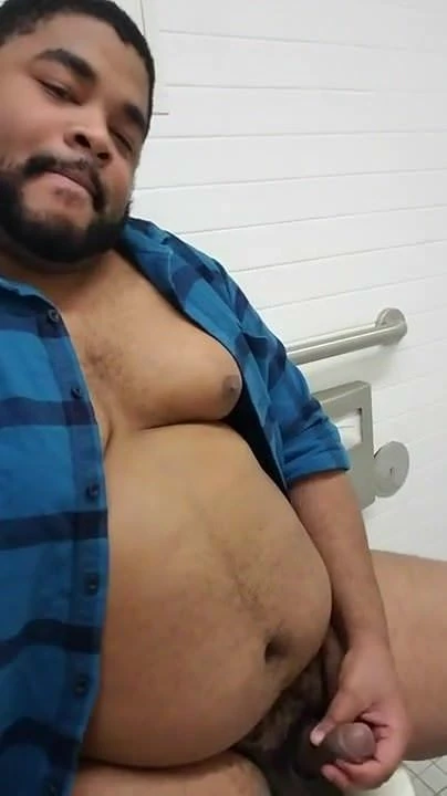 Gordito en el bano jugando solo 032