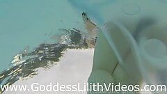 Adoración de pies bajo el agua en topless