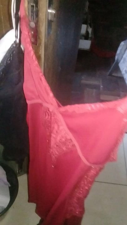 Renata usa essa camisola vermelha meus amigos