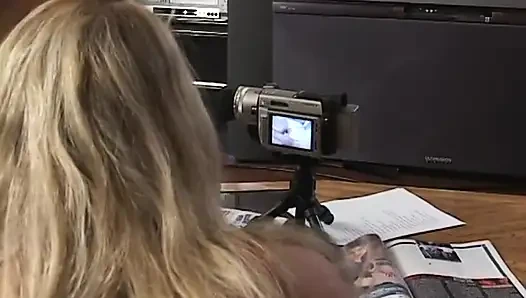 Sexy blondine wird doppelt penetriert, während sie rote high heels trägt