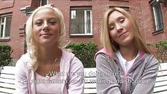 Twee sexy blonde sletten uit Duitsland die een geladen pik delen