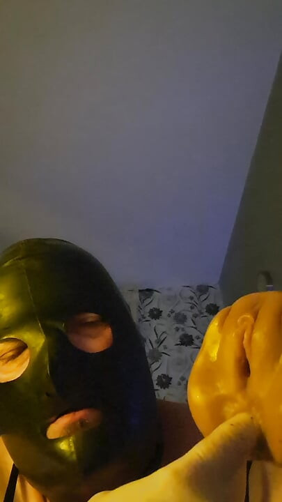Si cewek sange banci yang super sange ini ngentot memeknya habis-habisan sampai matanya habis-habisan