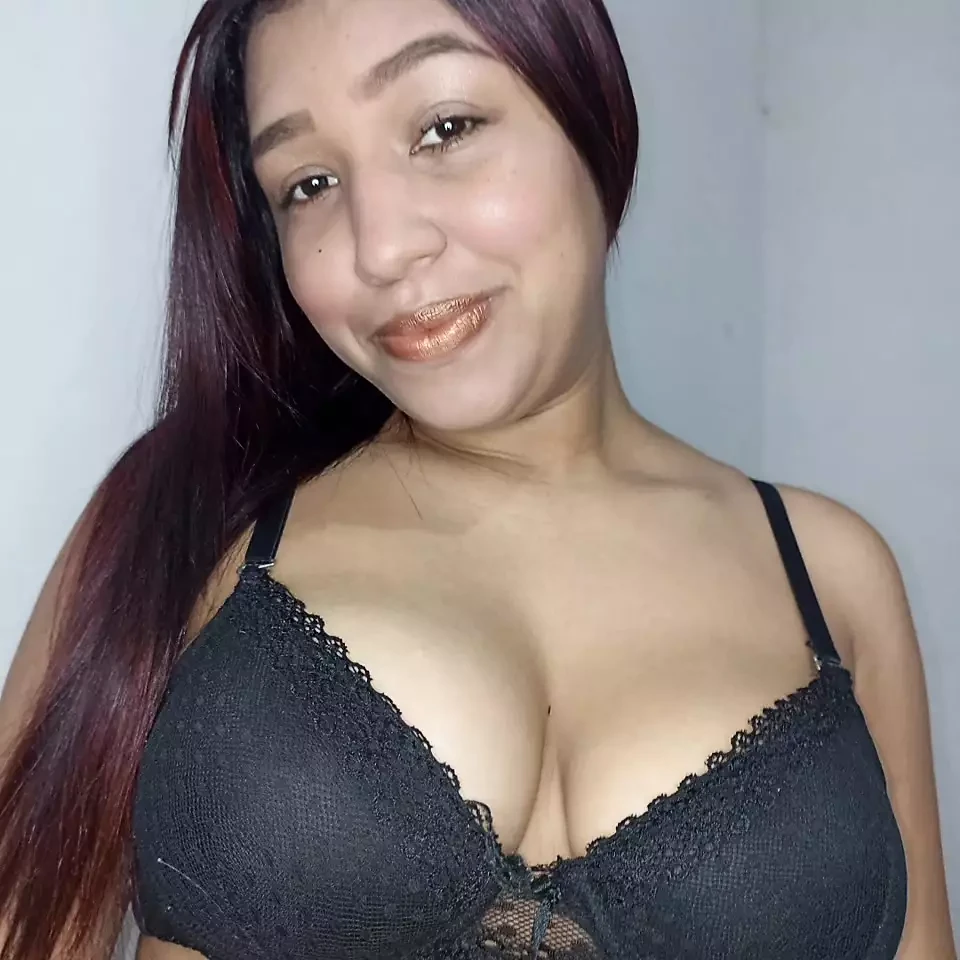 Mi esposa usó una máscara para que su familia no la viera, pero ella sabe muy bien cómo chupar la polla, esta morena de 18 años