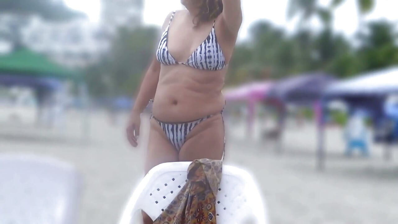 Na plaži, dajem svojoj maćehi tri velike šaržene u njenu dlakavu pičku nakon što se masturbiramo.