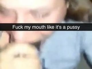 Memperlakukan mulutnya sebagai vagina