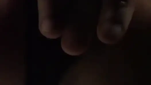 Büyük memeli İtalyan amatör sürtük binmek için sert bir yarak arıyor