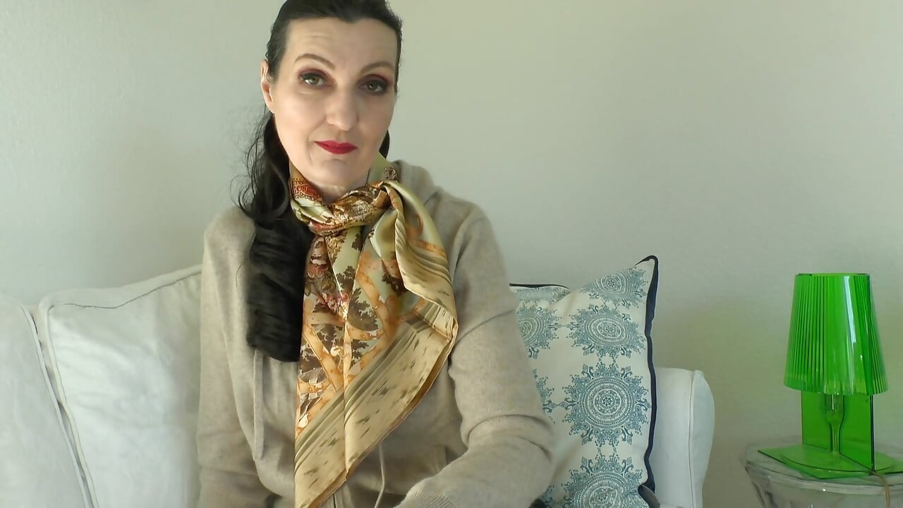 İpek bir atkı takın ve önümde mastürbasyon yapın, Lady Victoria Valente.