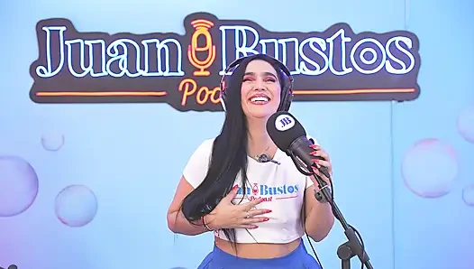 Застенчивая милфа SarahBlack заходит далеко, когда она давится мясистым членом оператора