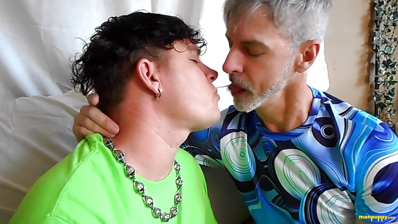 Hot Gay Kissing with Richard & Leo