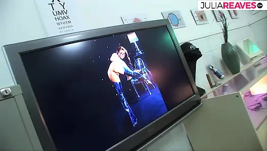 Heiße mädchen werden abwechselnd gefickt, nachdem sie einen massiven schwanz tief gelutscht haben