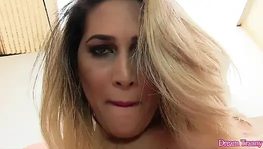 Büyüleyici travesti bella atrix anal mastürbasyonu seviyor