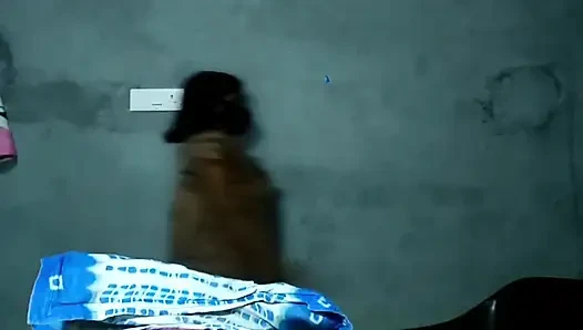 Pagi-pagi istriku masukin timun ke dalam memek dan pantatnya