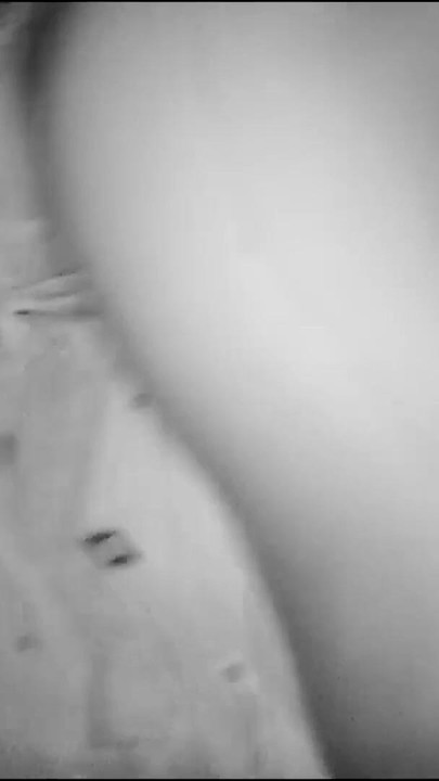 Moment émotionnel de « La femme du village indien s’embrasse et se fait baiser dans un housband »