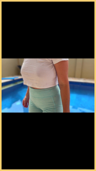 Ženina mokra košulja u bazenu s savršenim sisama bez grudnjaka