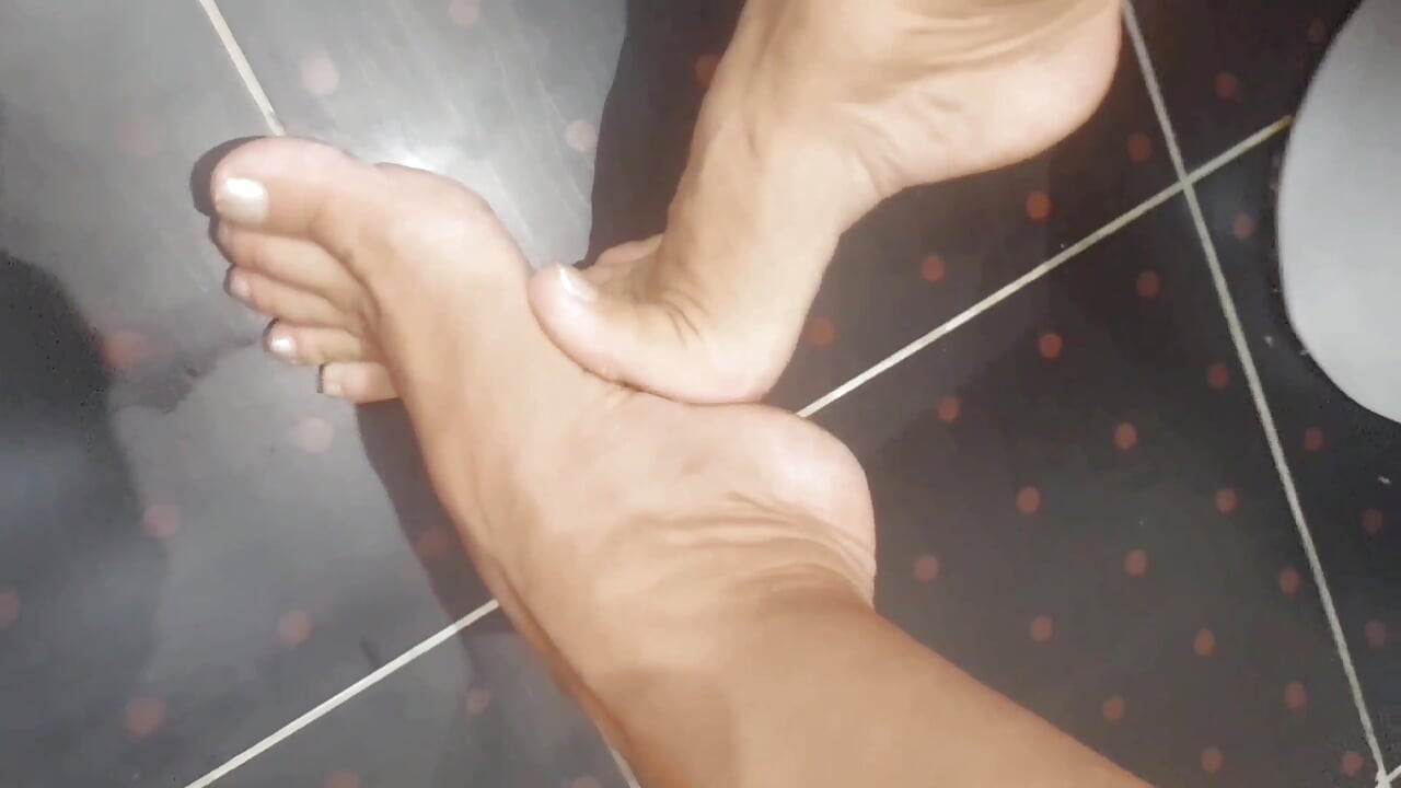 Selena在浴室和床上的裸体性爱