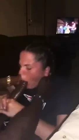华丽的白人女孩吮吸大黑鸡巴脸射精