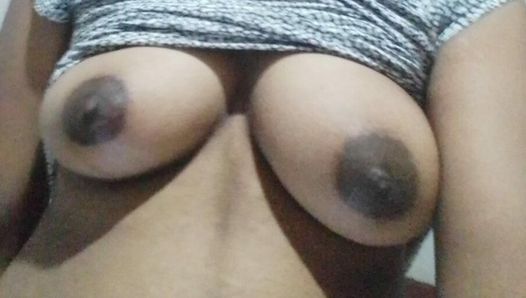 Indische stiefmoeder met grote borsten