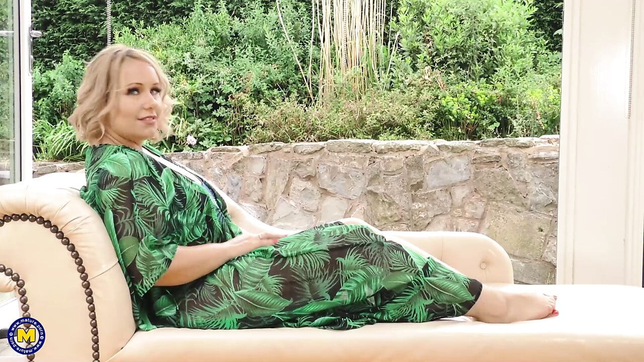 Oiled chubby mature wife feeding her pussy