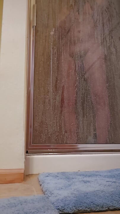 Çöp gününün dışında sonra duşta.
