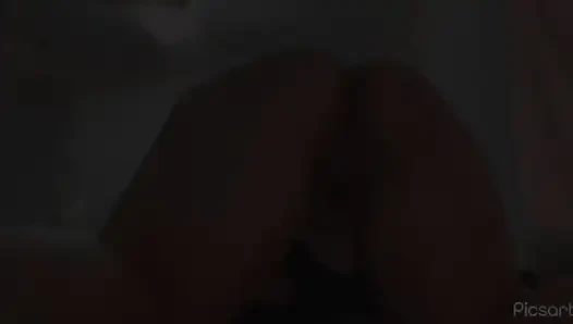 Domaltarak/ dizlerimin üzerinde kendimi parmaklıyorum