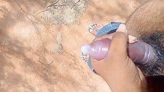 Un garçon tamoul se branle avec un préservatif