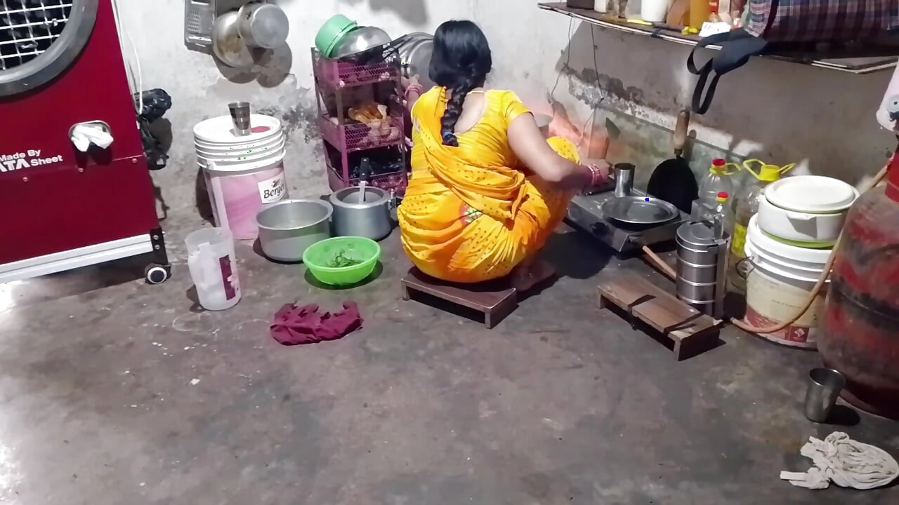 Sister-in-law in the kitchen, sister-in-law took out the water of the brother-in-law's land, showing big boobs with her hands Hindi audio.