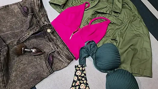 Cewek dengan baju kasual ini dengan bra hijau & celana dalam thong seksi